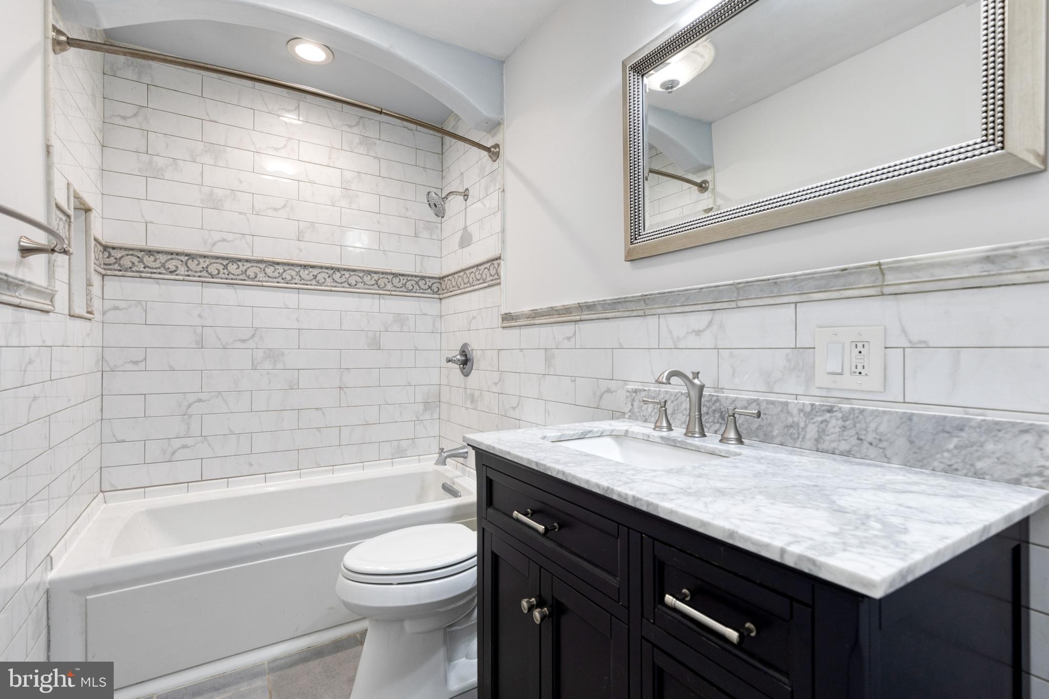 COUNTRY CLUB MANOR - Residential Lease