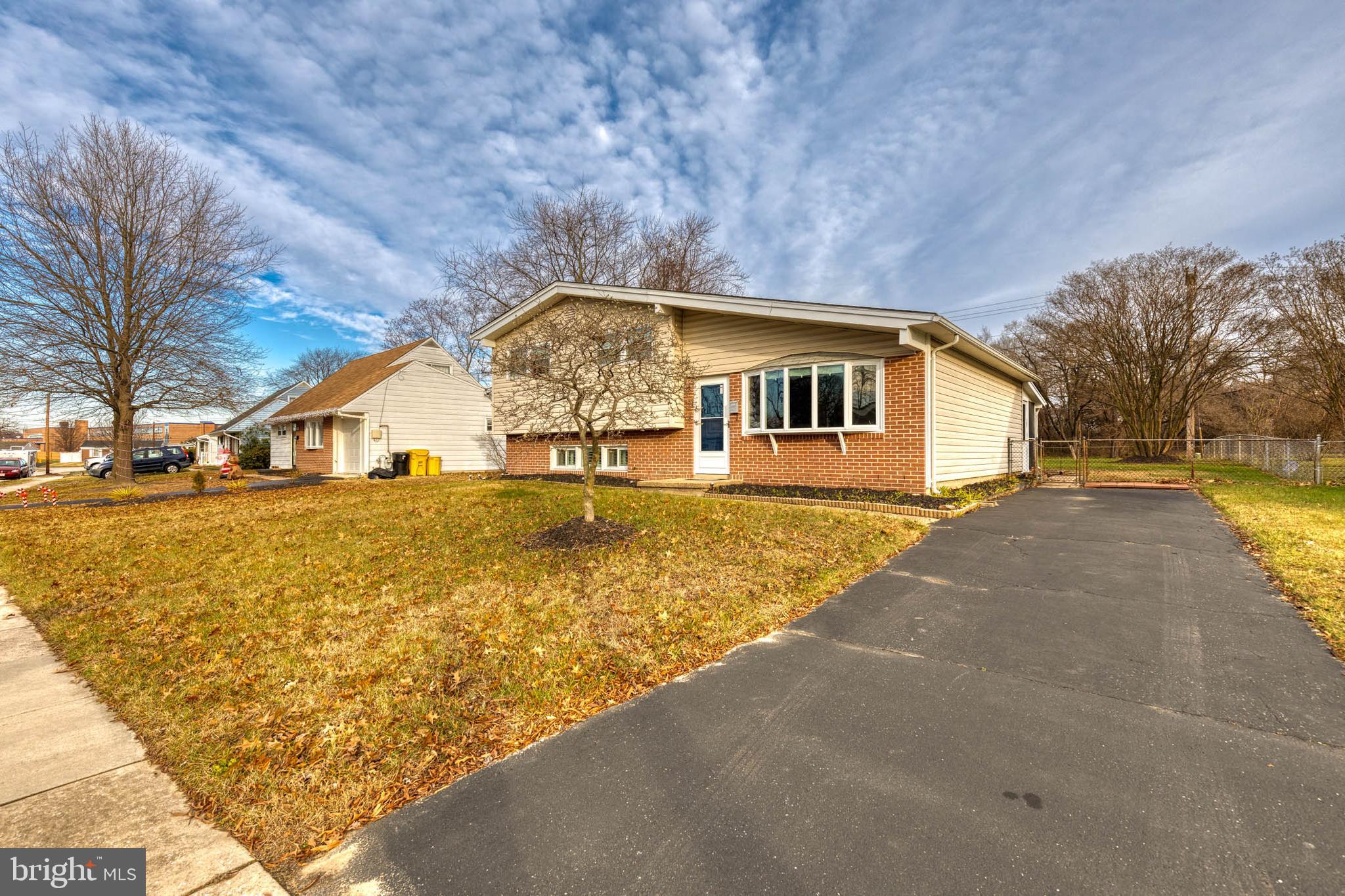 COUNTRY CLUB MANOR - Residential Lease