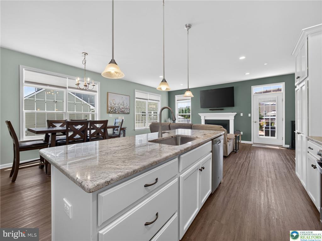 2214 HUNTINGTON LANE