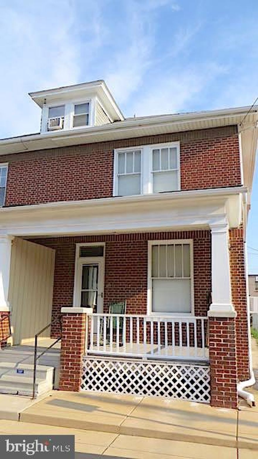 Huge 2.5 dtory 4BR Brick semi-detached home in York City features beautiful natural wood trim throughout, large EIK & separate DR, deck & 1-car GAR w/ 2 parking pads in rear.  Needs 24hr notice for showings.  Close to shopping &  interstate.  A must-see property.