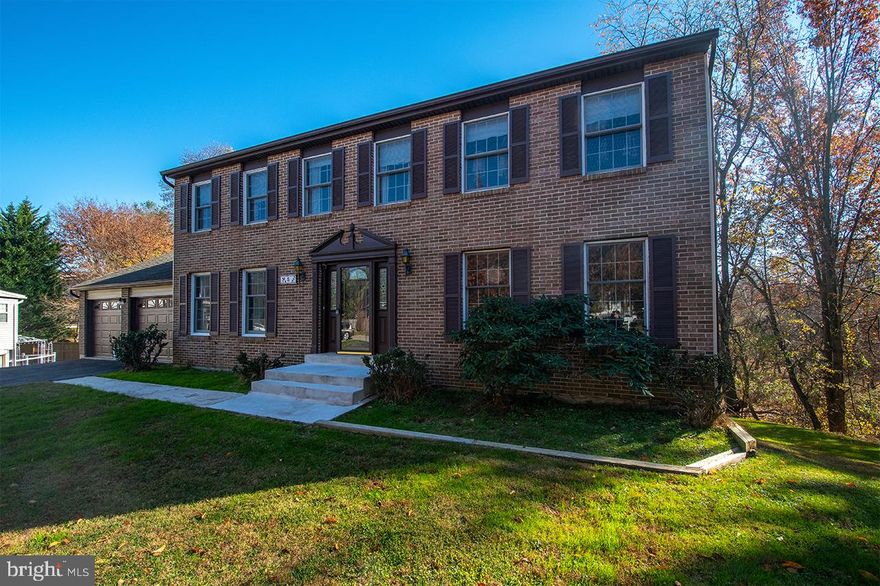 What an amazing home near great schools! On a quiet cul-de-sac!  Close to shopping and major roads! Many upgrades!  Finished walk-out basement with tons of extra storage and a wet bar!  Second brick fireplace!
Only a couple of steps to the front door!  Breakfast area with pantry ! Very open floor plan!