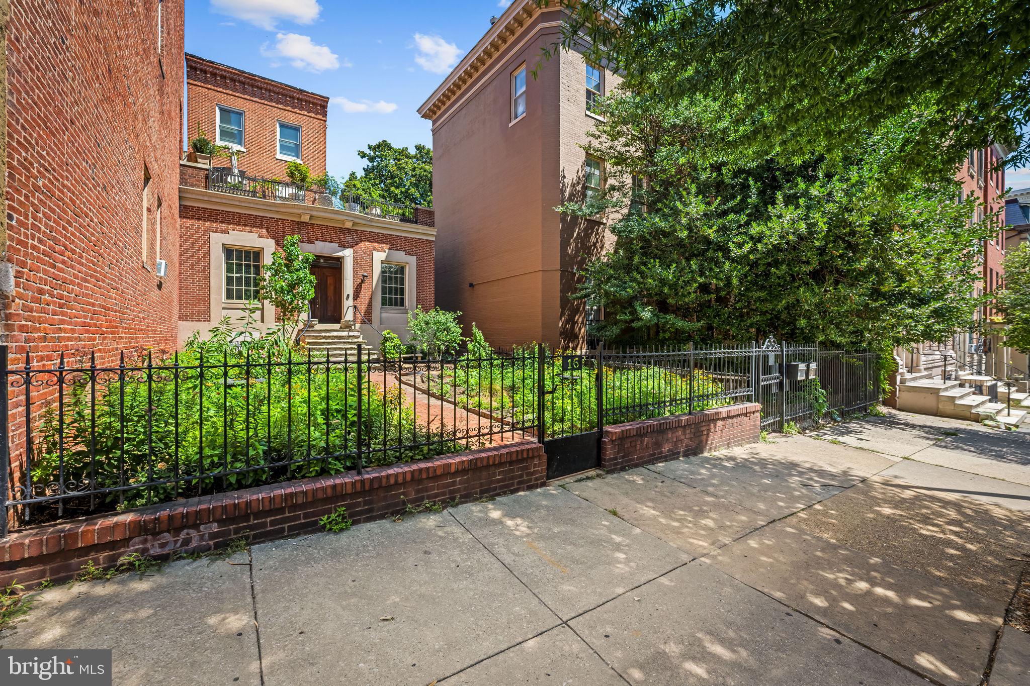 16 W READ STREET