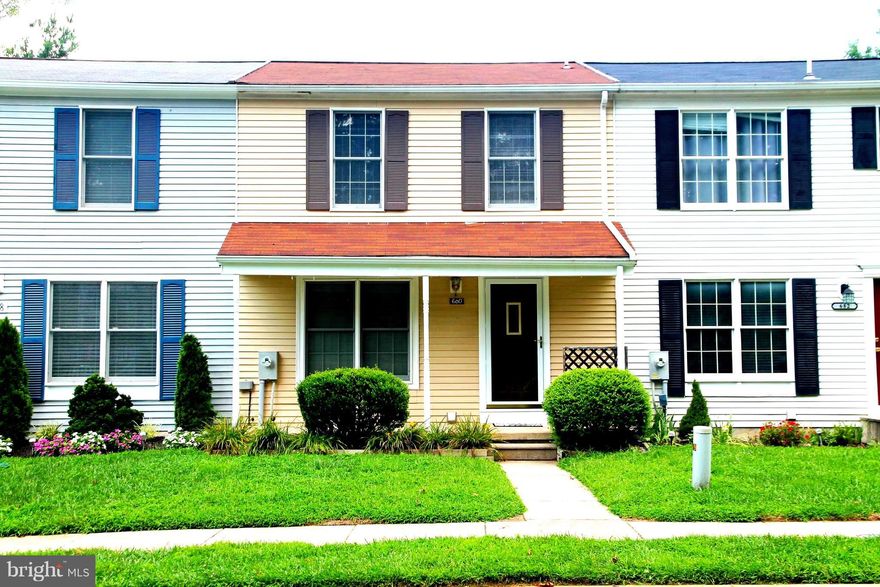 PORCH FRONT 3 BR, 1 FULL AND 2 HALF BATH TOWNHOME LOCATED NEAR THE END OF PRIVATE CUL-DE-SAC. FEATURES: DECK OFF LIVING ROOM OVERLOOKING FENCED YARD, EAT-IN KITCHEN, FINISHED LOWER LEVEL FAMILY ROOM WITH 1/2 BATH AND SLIDERS TO PATIO. HEAT PUMP REPLACED 2015. 2 ASSIGNED PARKING SPACES.