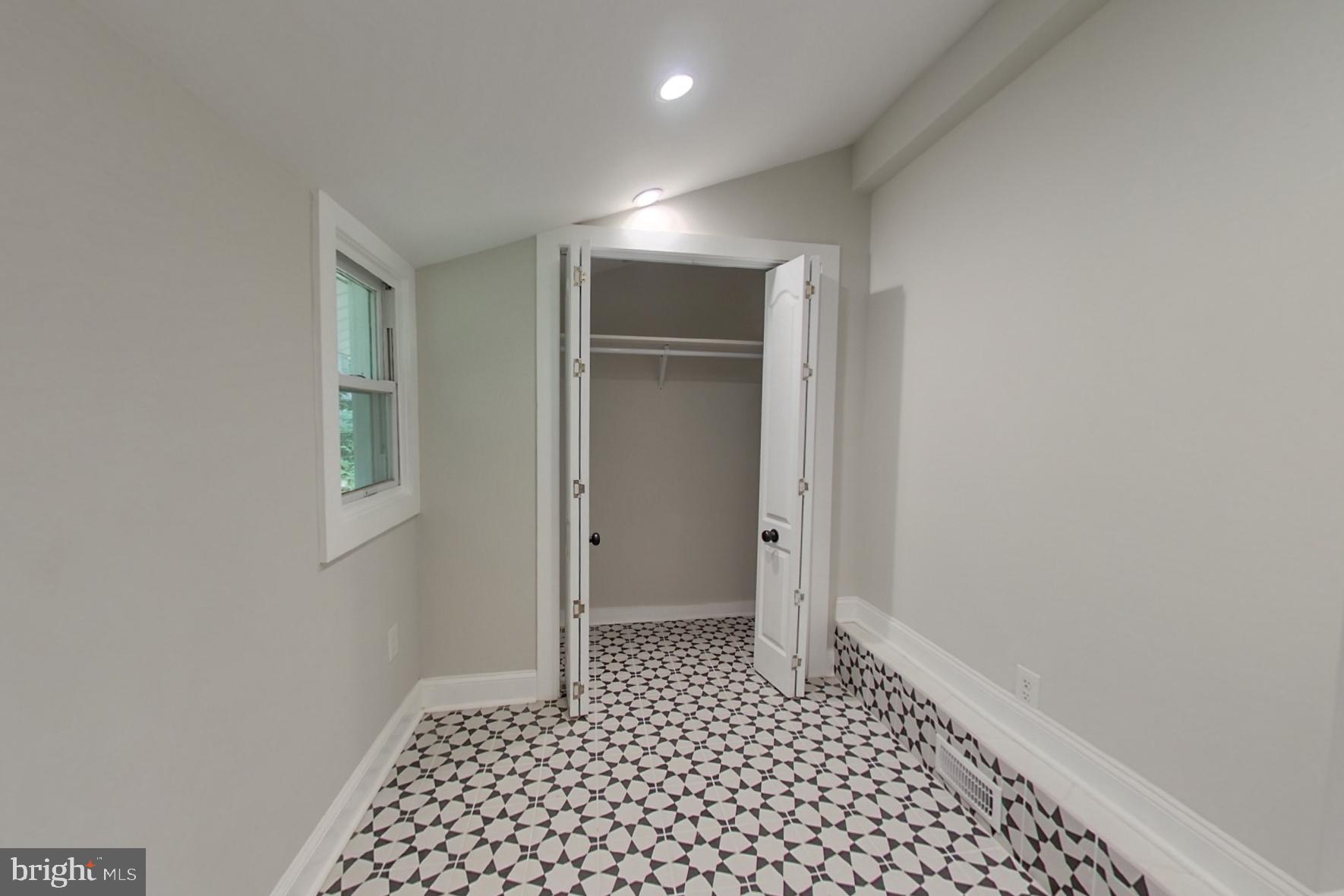 OXON HILL - Residential