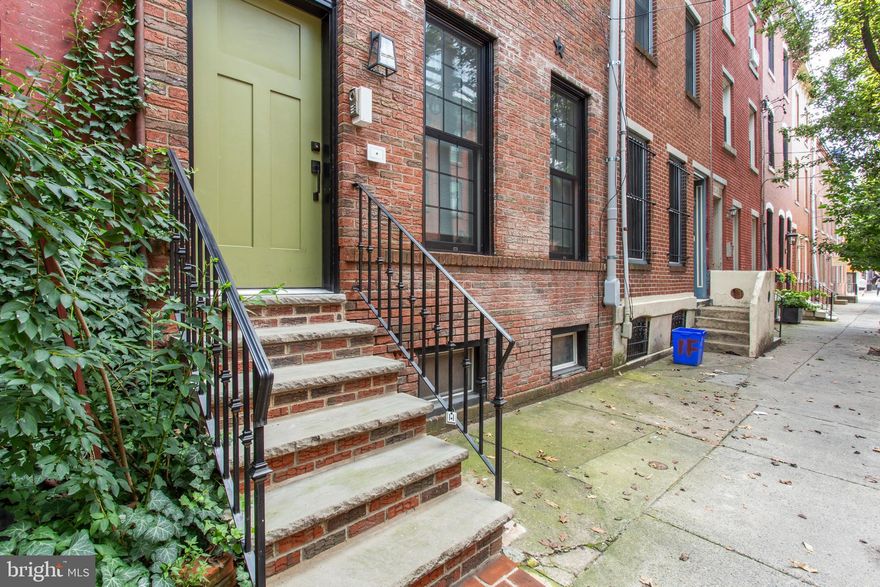 Newly constructed, two-bedroom apartment at northern edge of Graduate Hospital. Large, open living area, spacious kitchen with service peninsula, gorgeous wood cabinets, granite counters, and brand new stainless steel appliances - including dishwasher and microwave. Stunning bathroom. Washer Dryer. Central Air. Large balcony. Great closet space. Easy walk to University City, Rittenhouse Square, Downtown, tennis and basketball courts, a great dog park, public gardens and the Schuylkill River walk/bike way. Three blocks from City Fitness Gym, Honey's Cafe, new WAWA, Starbucks, a full sized supermarket, pharmacy, dry cleaners and great take-out! Terrific area restaurants and cafes. No smoking and no cats please. Tenant occupied - 24hrs notice needed, 48 hrs preferred. Available for early July occupancy.