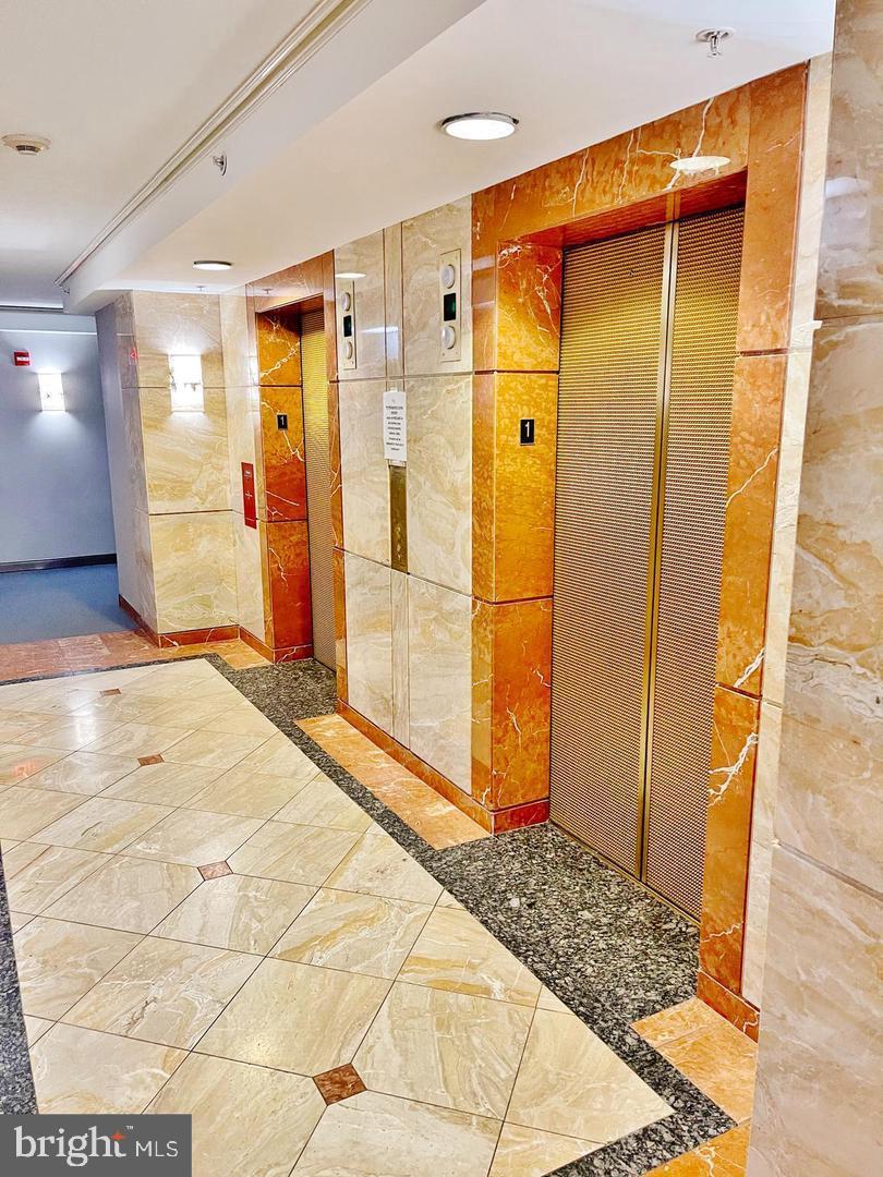 CRESCENT PLAZA - Residential Lease