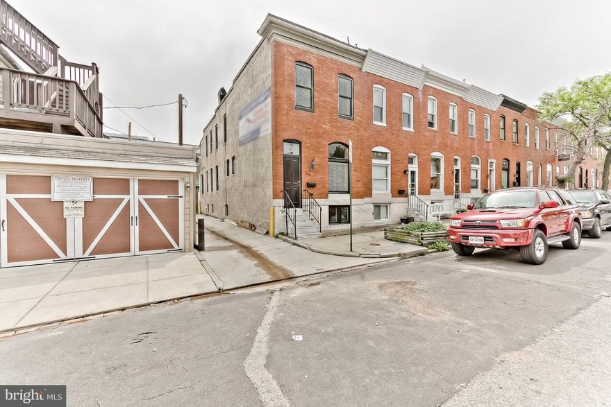 3 LARGE BEDROOMS, 3.5 BATHROOMS. END UNIT A STONES THROW FROM PATTERSON PARK. TONS OF NATURAL LIGHT. PROFESSIONALLY MANAGED. PAY ALL BILLS ONLINE. NEW KITCHEN & BASEMENT!