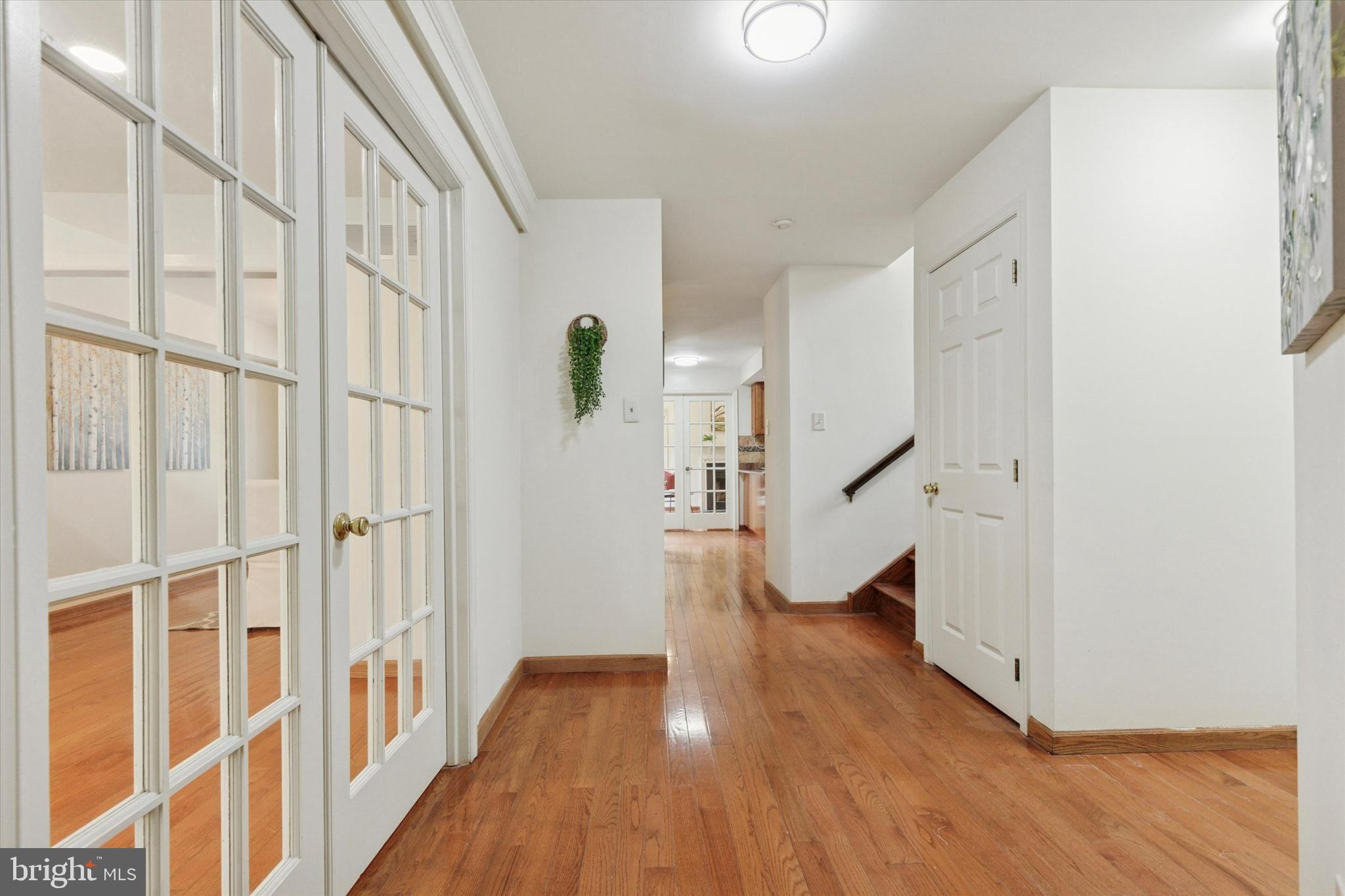 806 POPLAR COURT