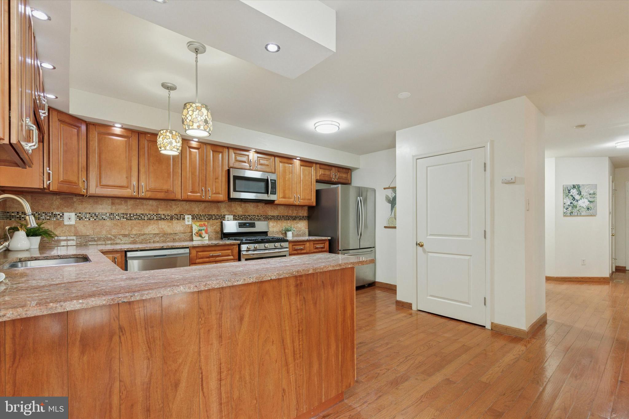 806 POPLAR COURT