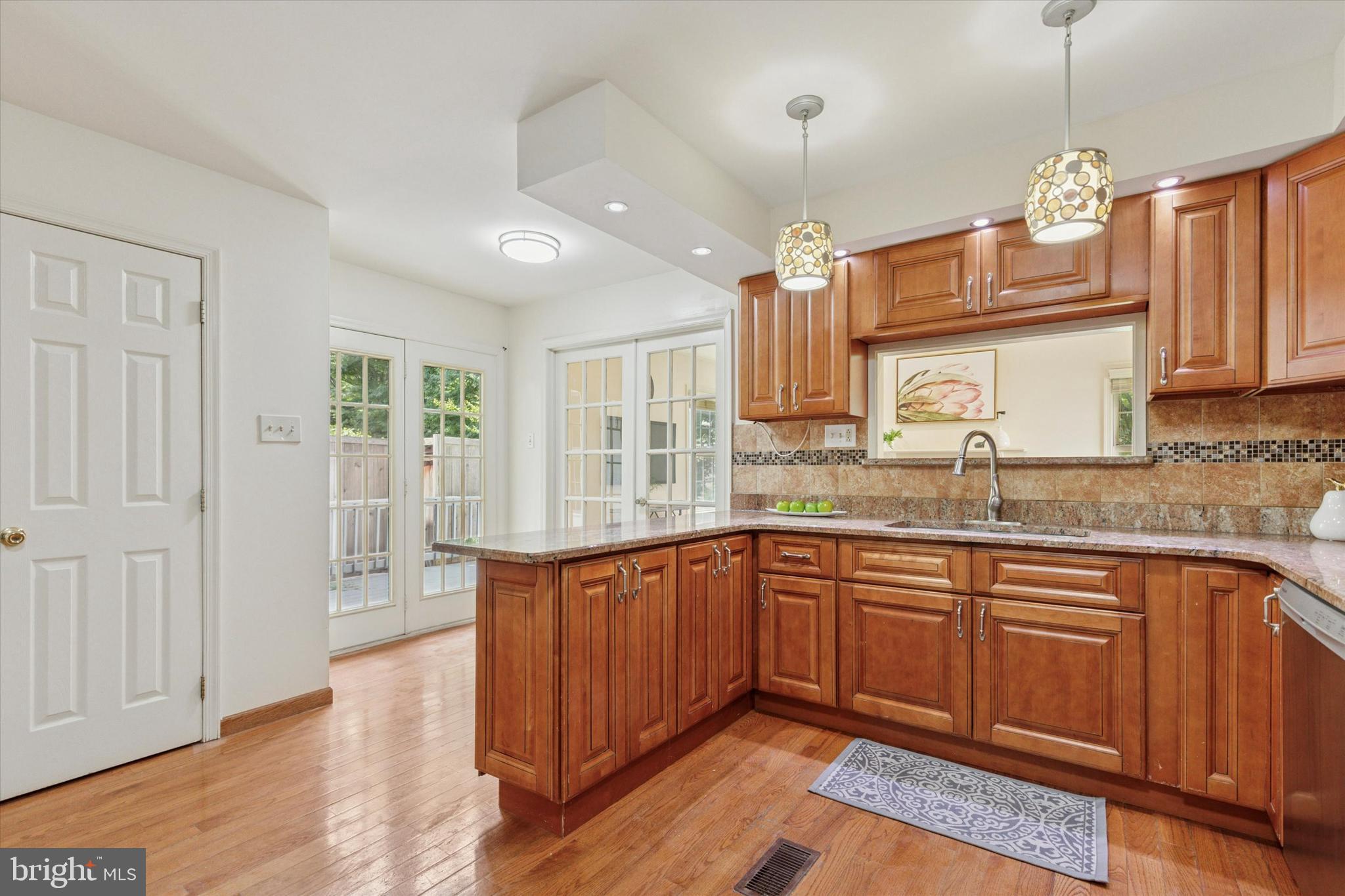 806 POPLAR COURT