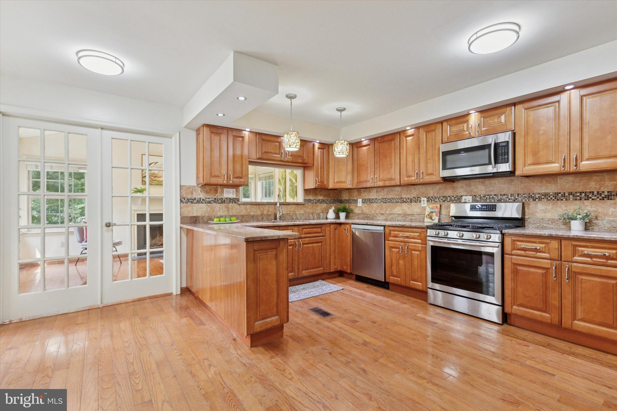 806 POPLAR COURT