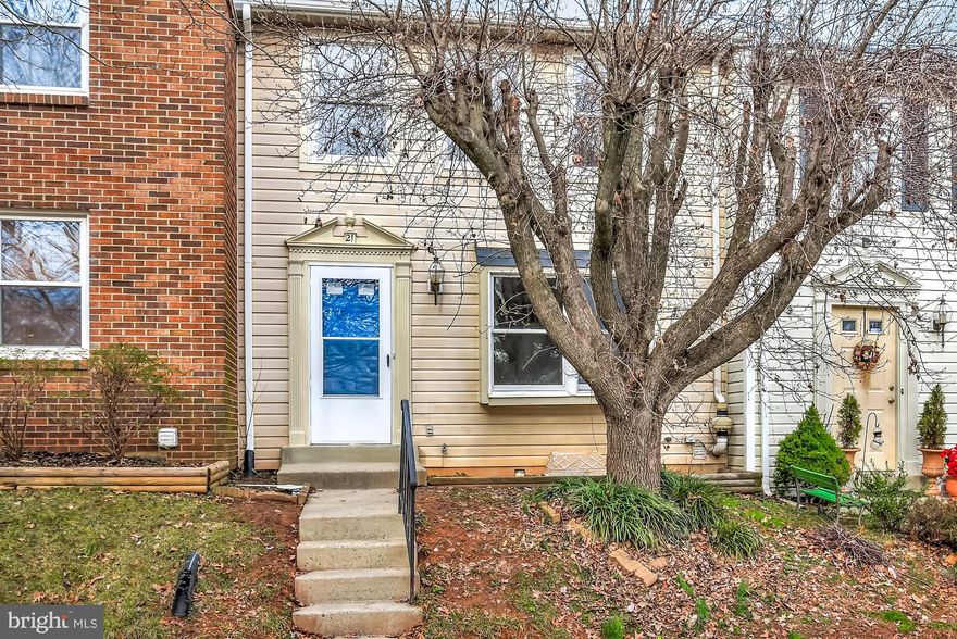 BEAUTIFUL REMODELED TOWNHOME IN SOUGHT AFTER GUNNERS LAKE VILLAGE.  SPACIOUS AND TOTALLY RENOVATED WITH FRESH PAINT, NEW CARPET, NEW APPLIANCES, GRANITE COUNTERTOPS, ALL NEW FIXTURES, ENTIRELY NEW HVAC SYSTEM, NEW ARCHITECTURAL ROOF, NEW GUTTERS. ABSOLUTELY  MOVE IN CONDITION. WATER/LAKE PRIVILEGES! A MUST SEE! WON'T LAST!