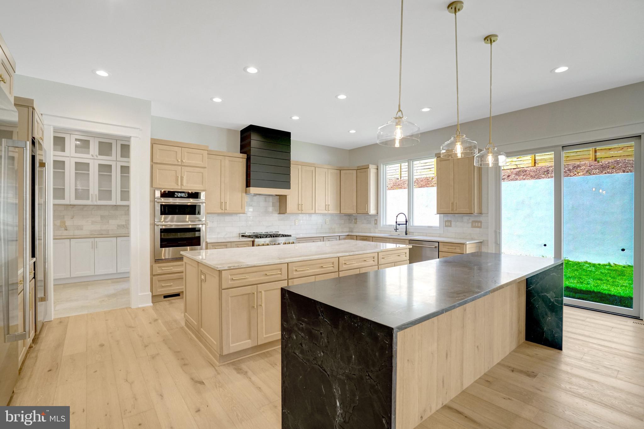 COUNTRY CLUB - Residential