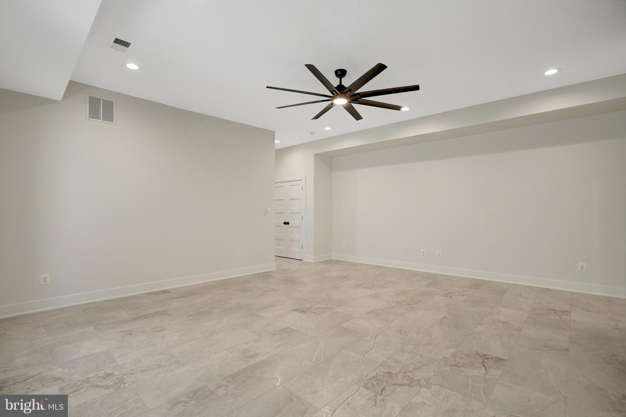 COUNTRY CLUB - Residential