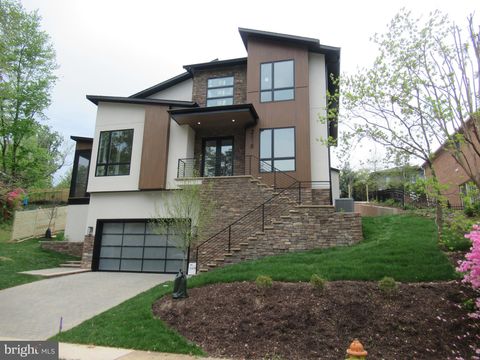 Photo of 2816 N Jefferson Street, ARLINGTON, VA 22207 (MLS # VAAR2072480)
