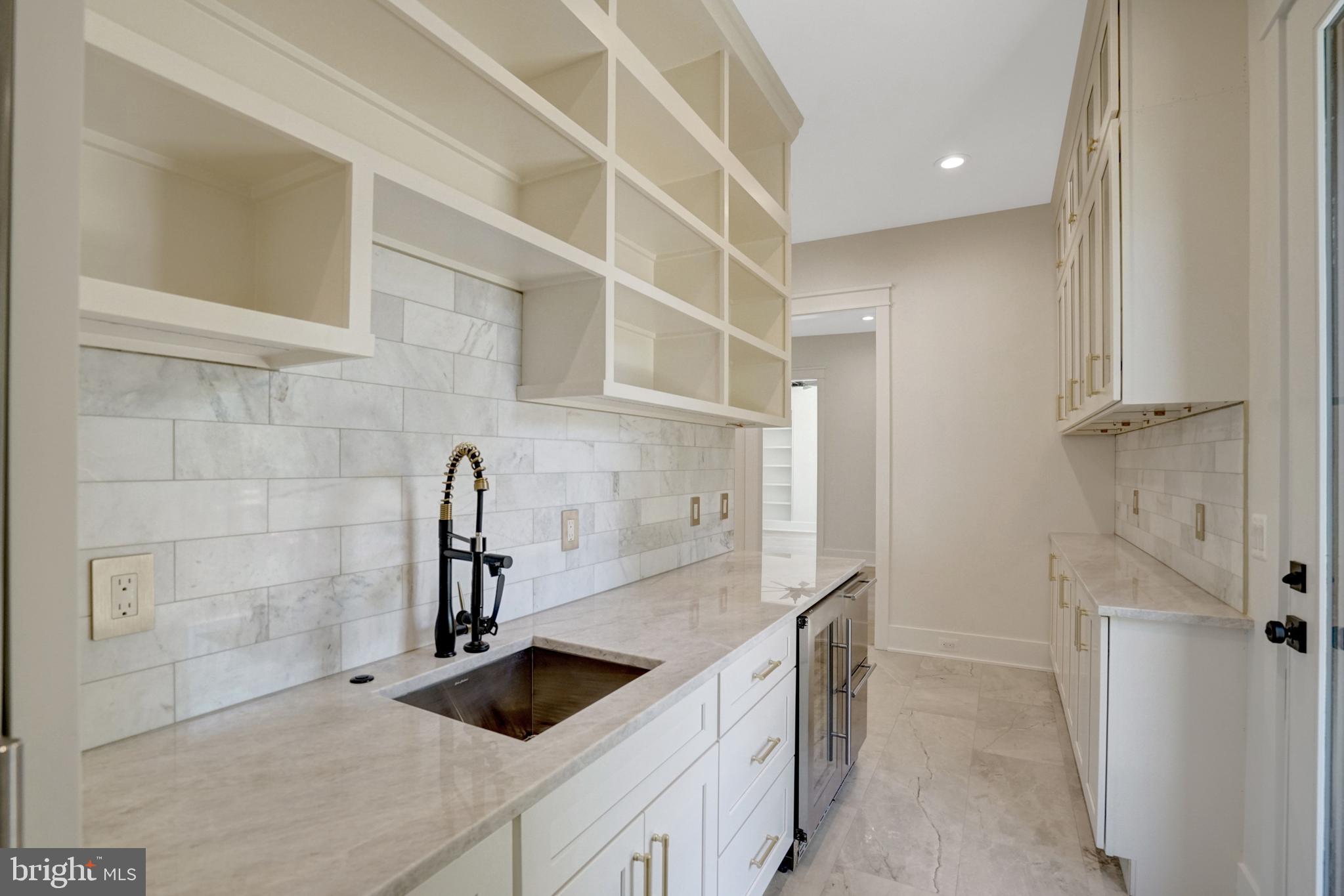 COUNTRY CLUB - Residential