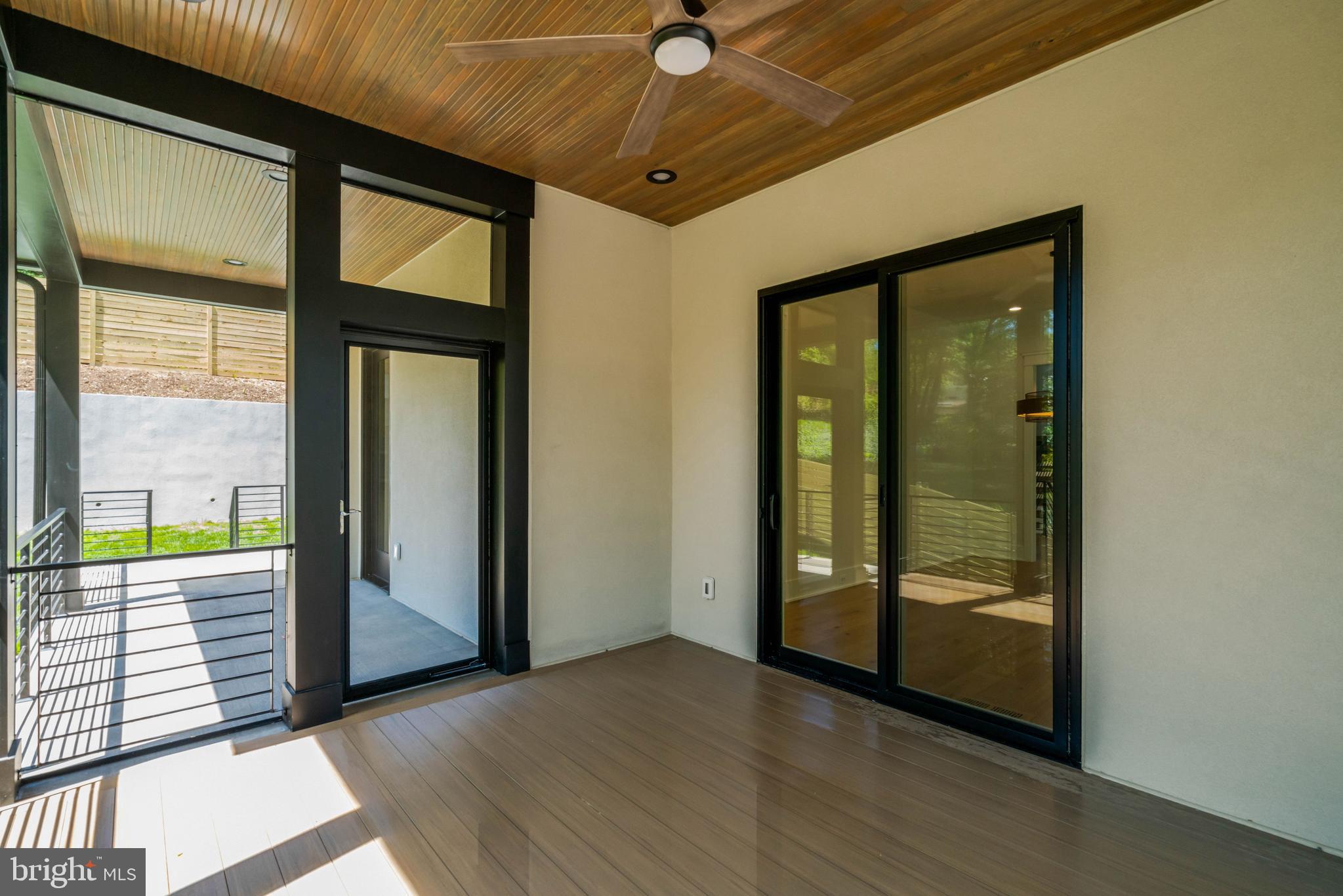 COUNTRY CLUB - Residential