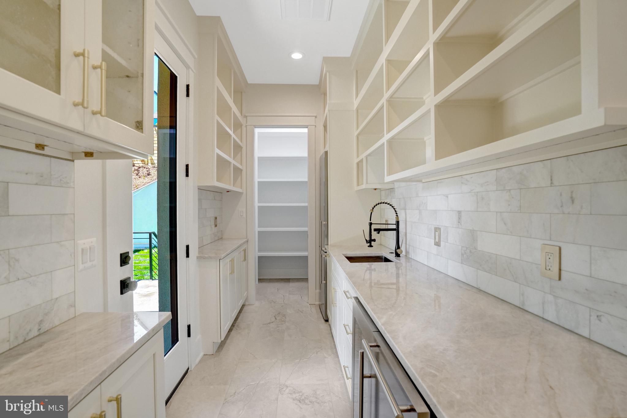COUNTRY CLUB - Residential