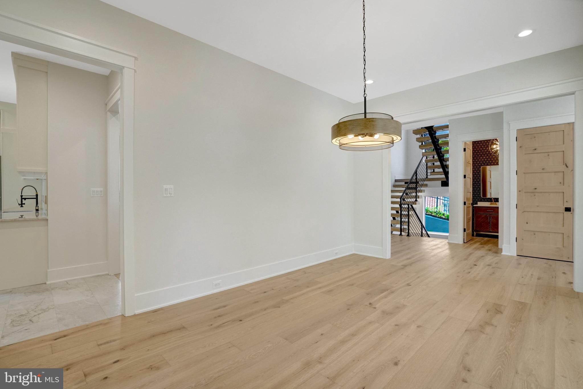 COUNTRY CLUB - Residential