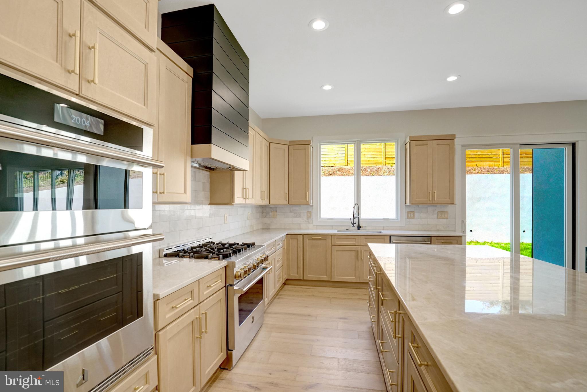 COUNTRY CLUB - Residential