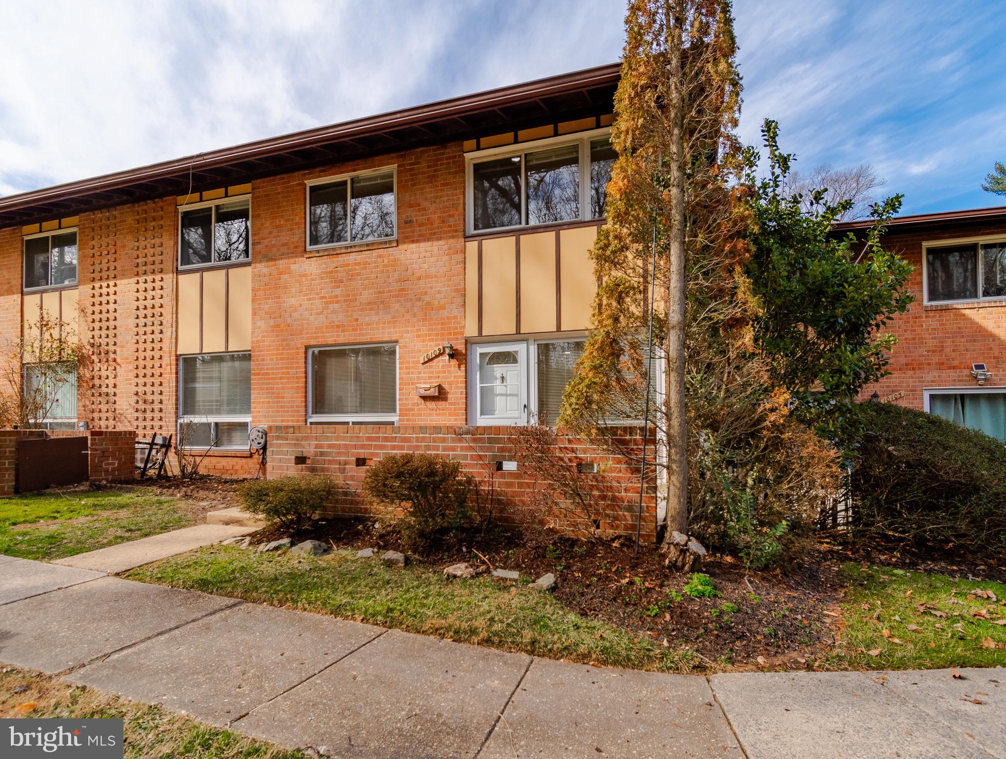 MOSBY WOODS TOWNHOUSE - Residential