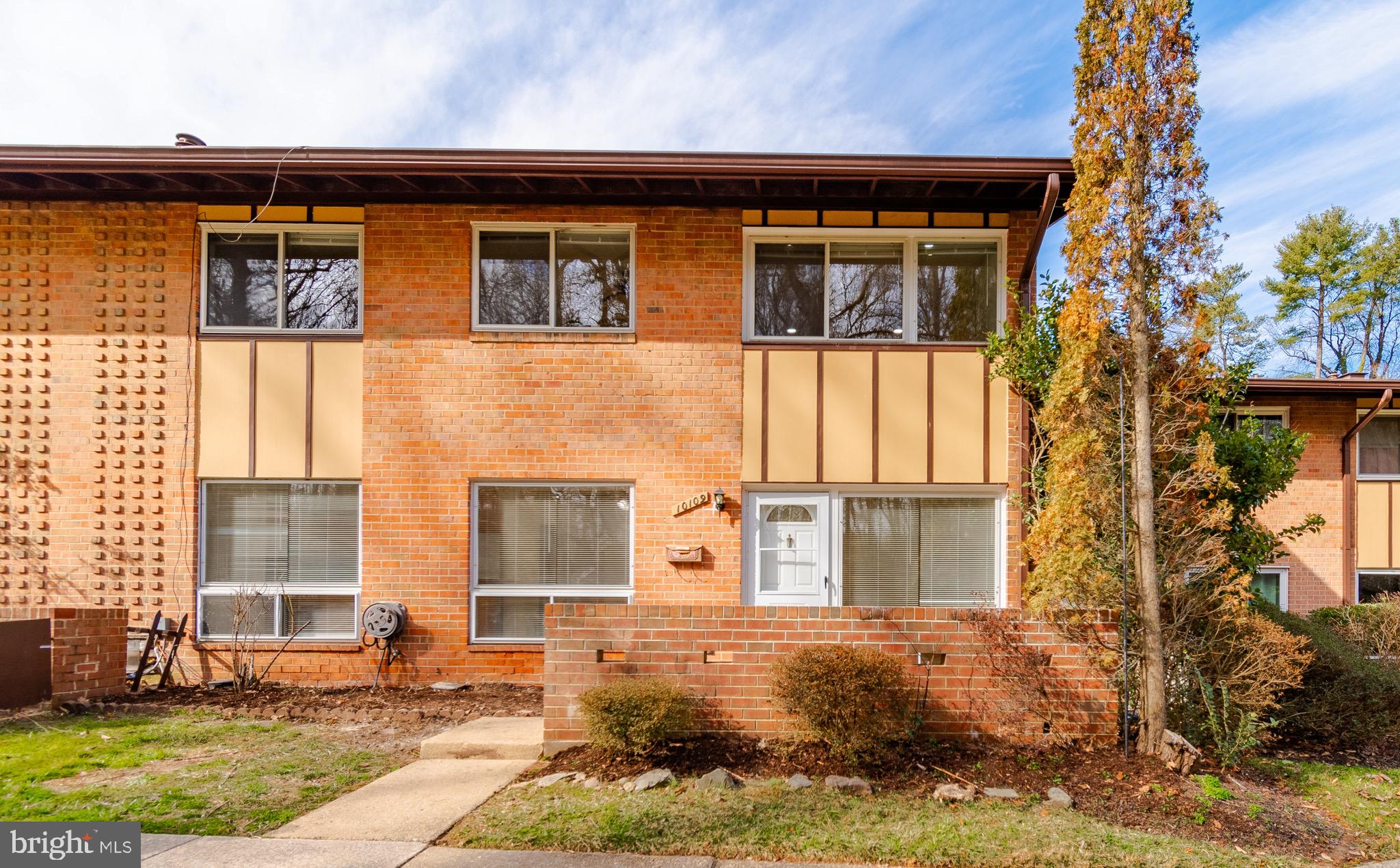 MOSBY WOODS TOWNHOUSE - Residential