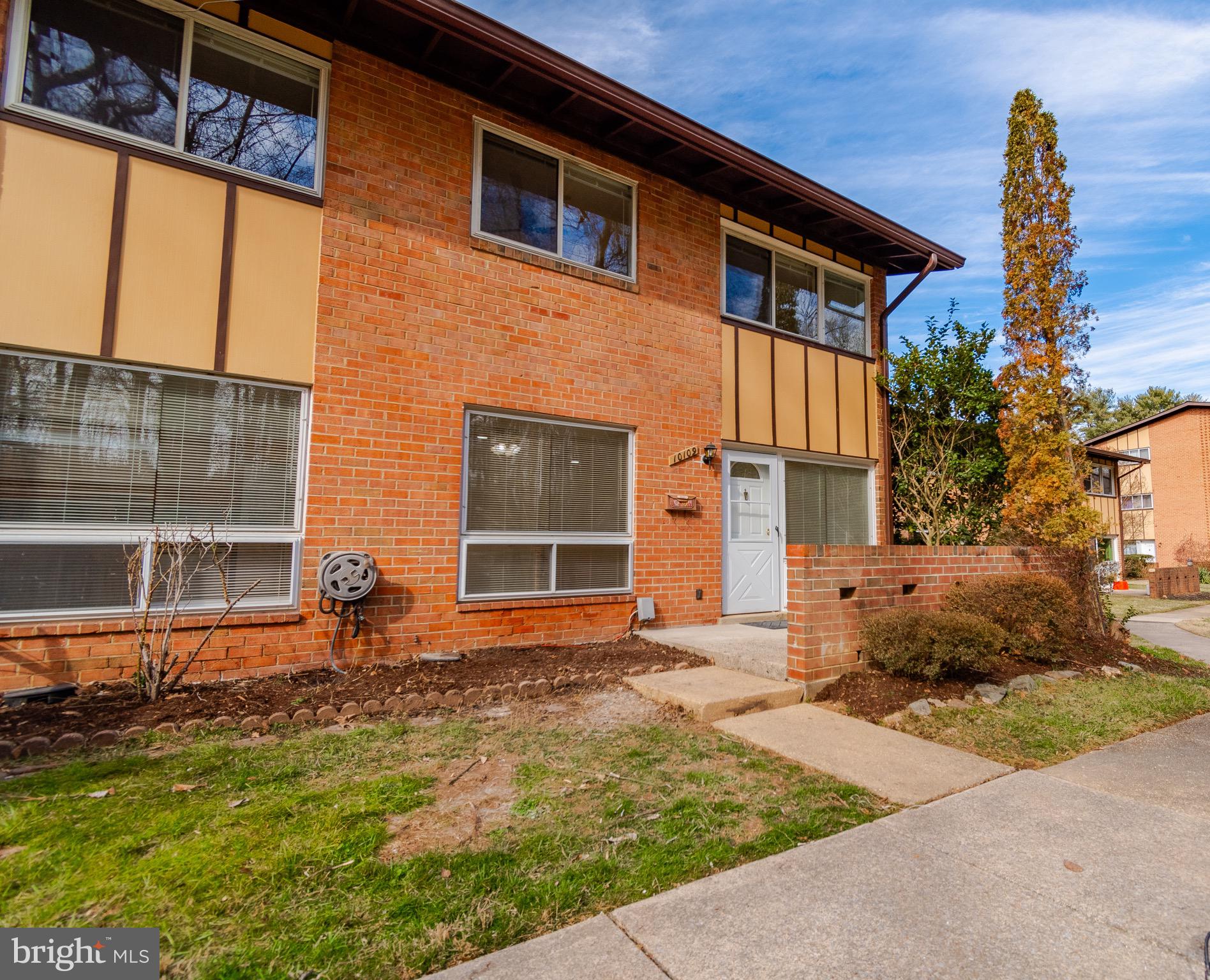 MOSBY WOODS TOWNHOUSE - Residential
