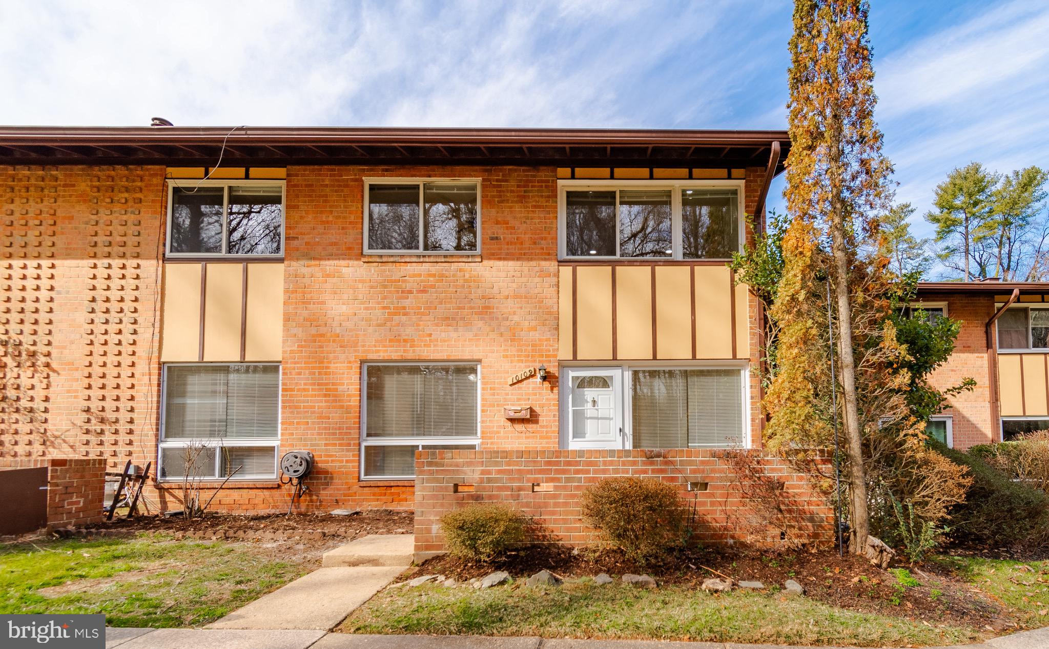 MOSBY WOODS TOWNHOUSE - Residential