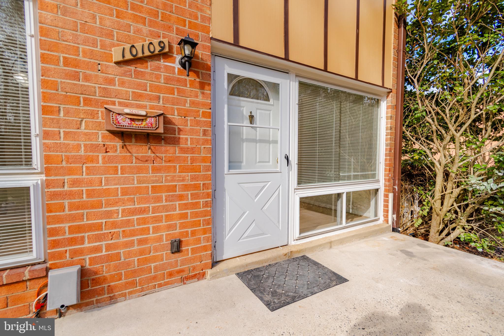 MOSBY WOODS TOWNHOUSE - Residential