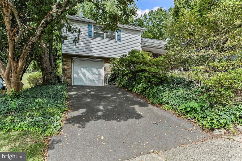 Photo of 604 Pine Tree Rd, JENKINTOWN, PA 19046 (MLS # PAMC2156236)