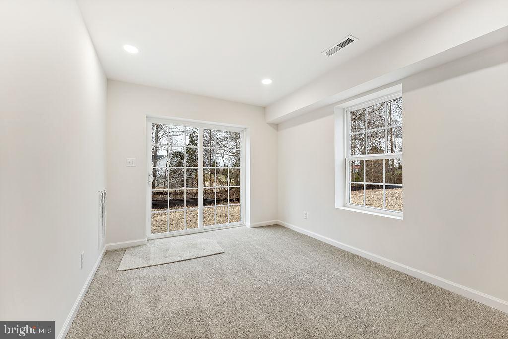 SECLUSION SHORES - Residential