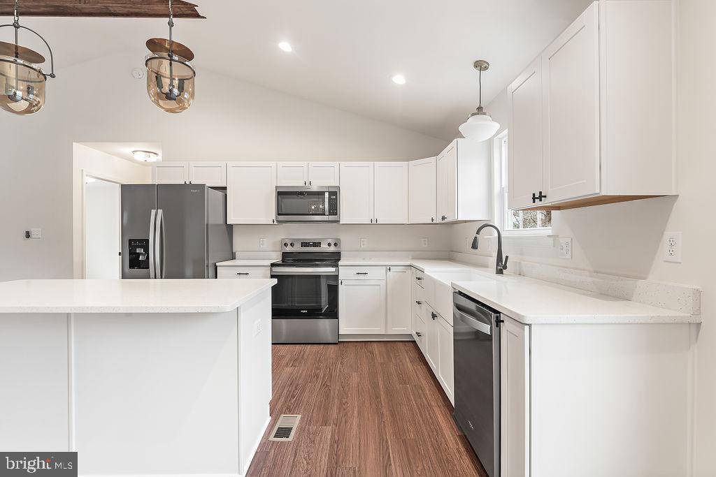 SECLUSION SHORES - Residential