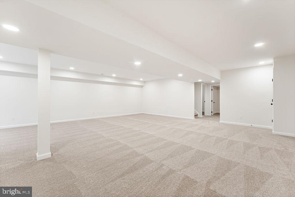 SECLUSION SHORES - Residential