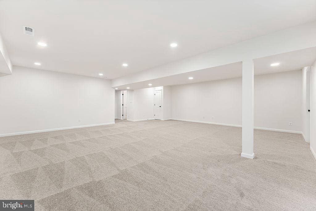 SECLUSION SHORES - Residential