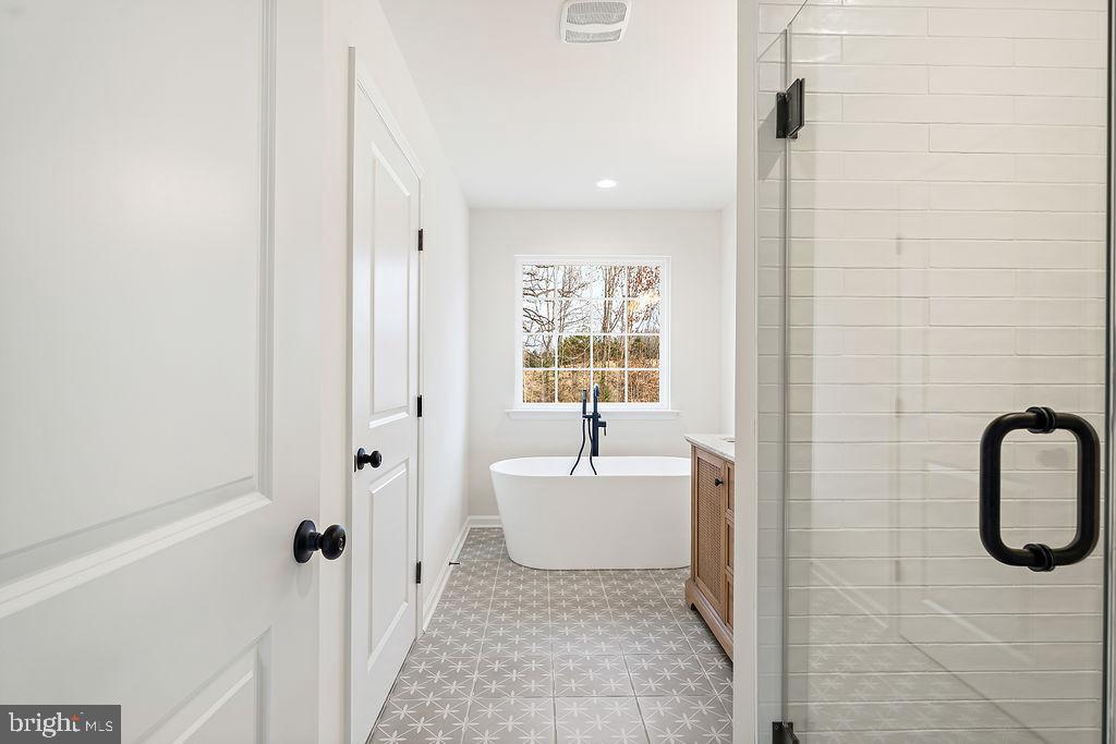 SECLUSION SHORES - Residential