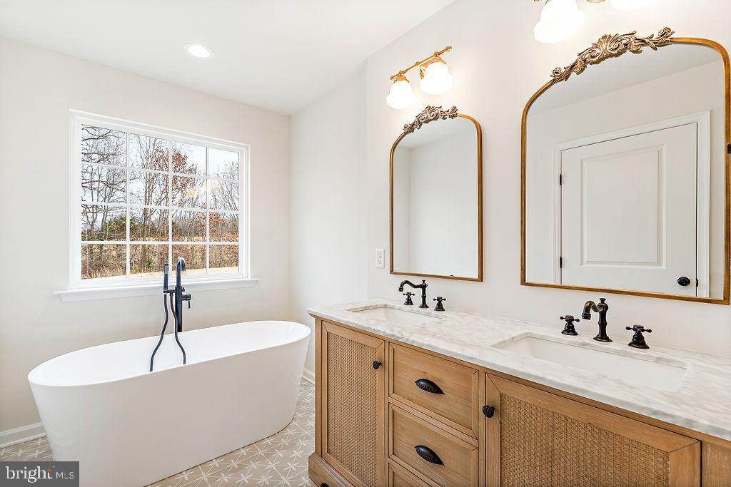 SECLUSION SHORES - Residential