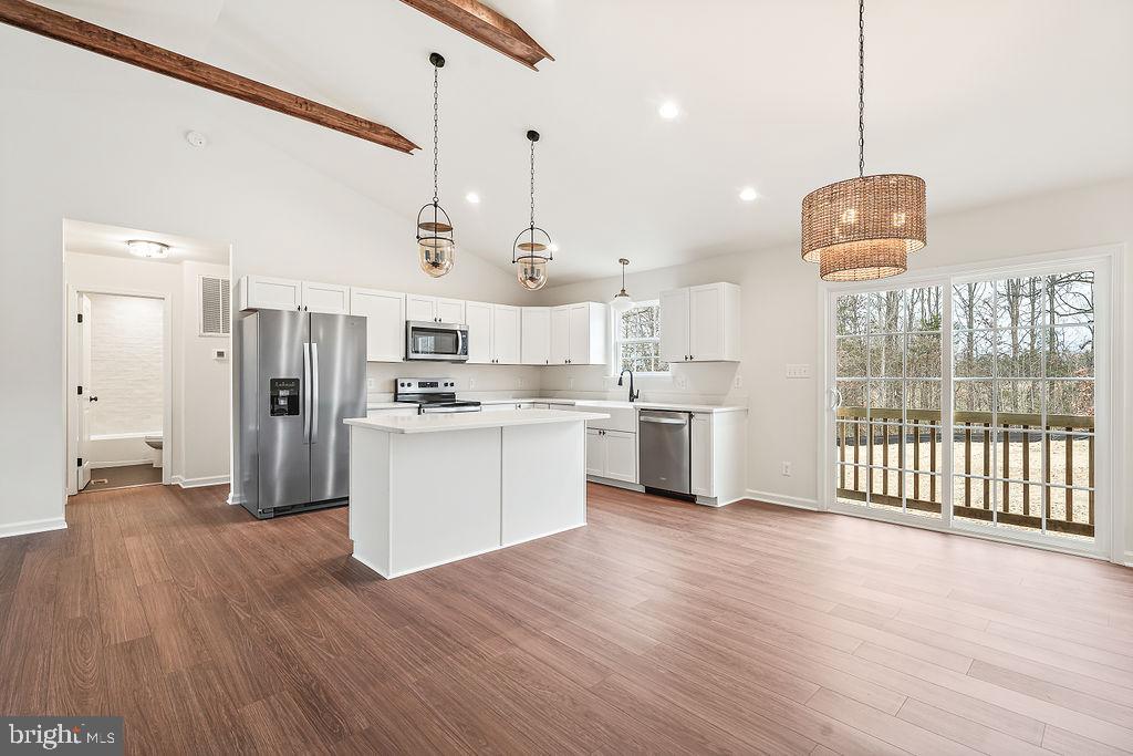 SECLUSION SHORES - Residential