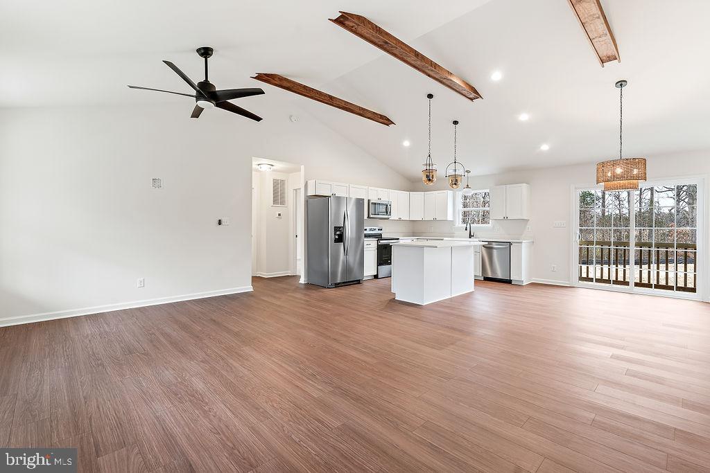 SECLUSION SHORES - Residential