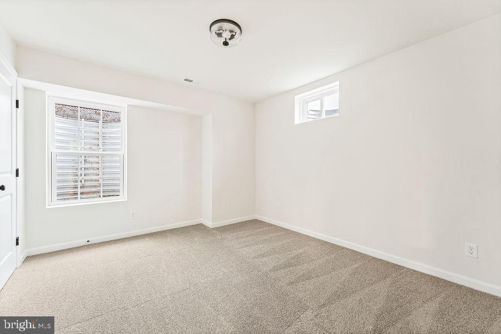 SECLUSION SHORES - Residential