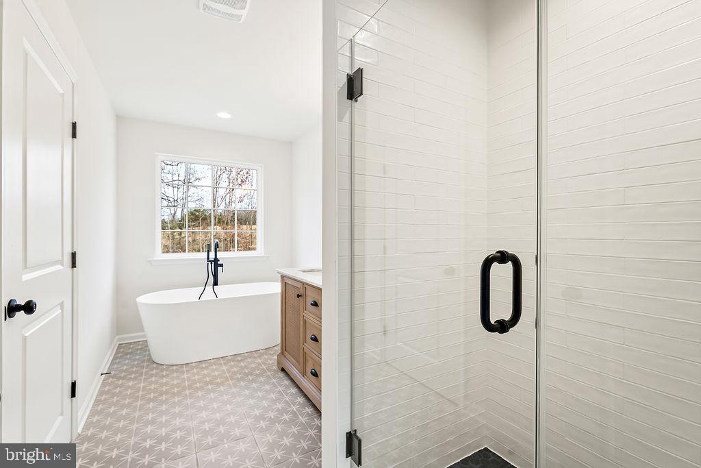 SECLUSION SHORES - Residential