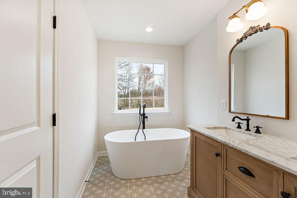 SECLUSION SHORES - Residential