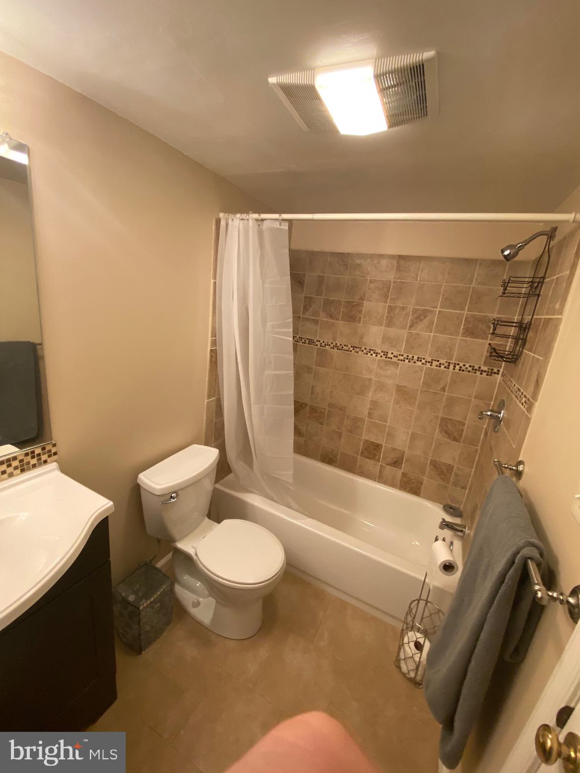 PONDS AT CENTREVILLE - Residential Lease