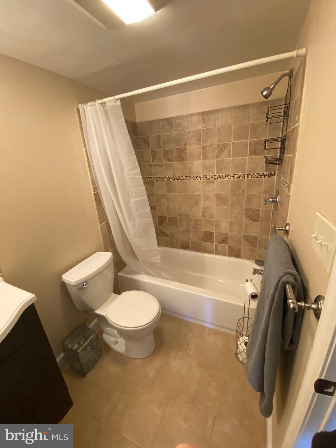 PONDS AT CENTREVILLE - Residential Lease