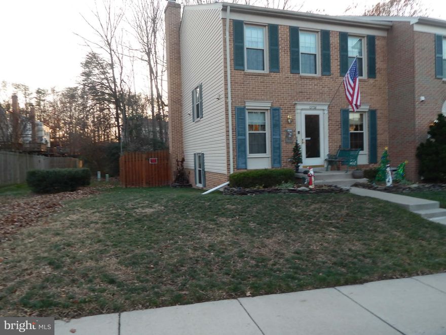 *** THIS WESTRIDGE END-UNIT HAS BEEN EXTREMELY WELL CARED FOR BY THE ORIGINAL OWNERS AND SHOWS VERY WELL *** HIGH-END CHOICES THROUGHOUT THE HOUSE *** FROM APPLIANCES, TO WINDOWS & DOORS, TO COUNTER TOPS, LIGHT FIXTURES, AND FLOORING *** NO DETAILS WERE MISSED *** THIS IS THE BEST TOWNHOUSE CURRENTLY AVAILABLE IN ONE OF THE BEST COMMUNITIES IN WOODBRIDGE *** CLOSE TO SHOPPING, COMMUTER LOTS!!!