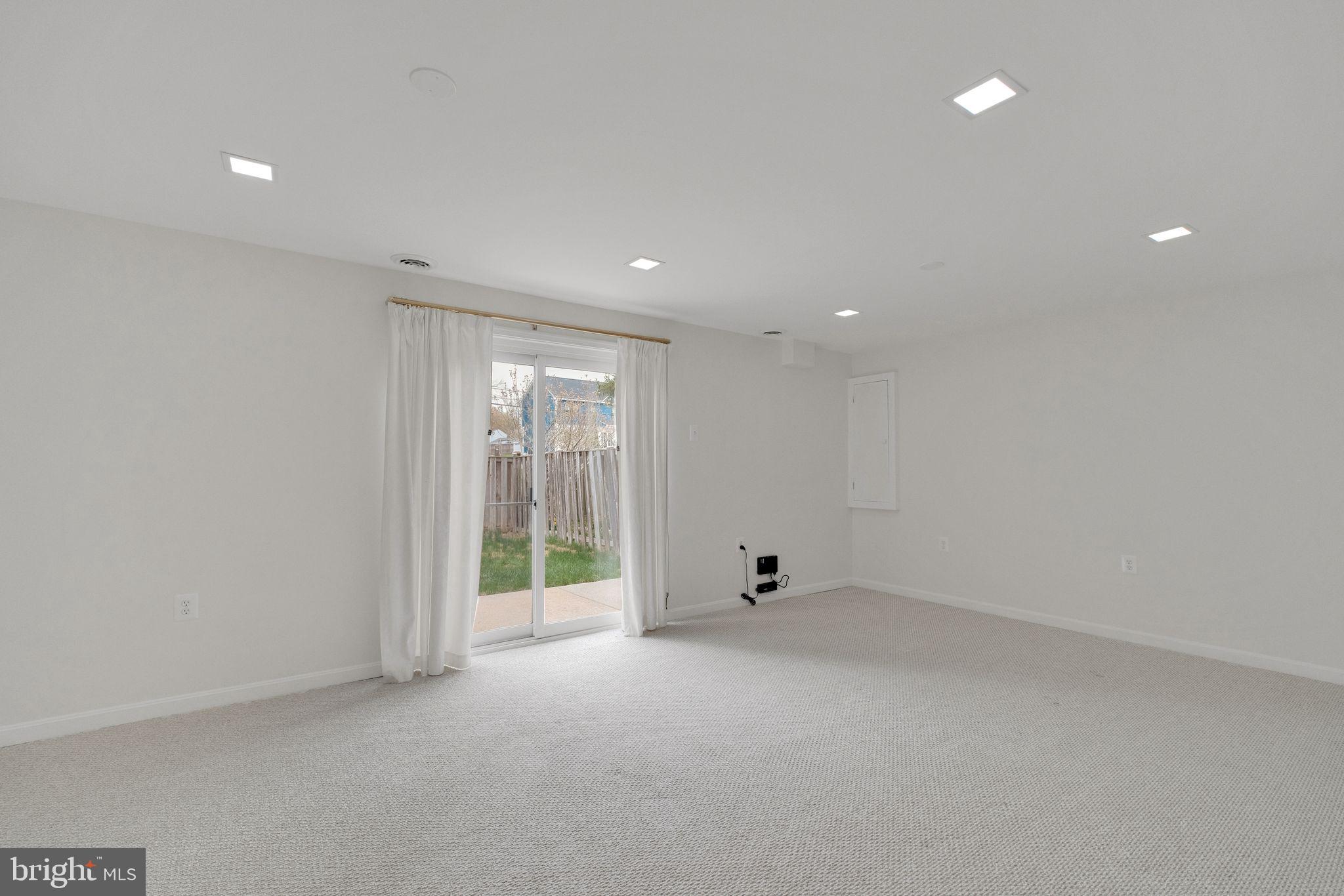 BURKE STATION SQUARE - Residential Lease