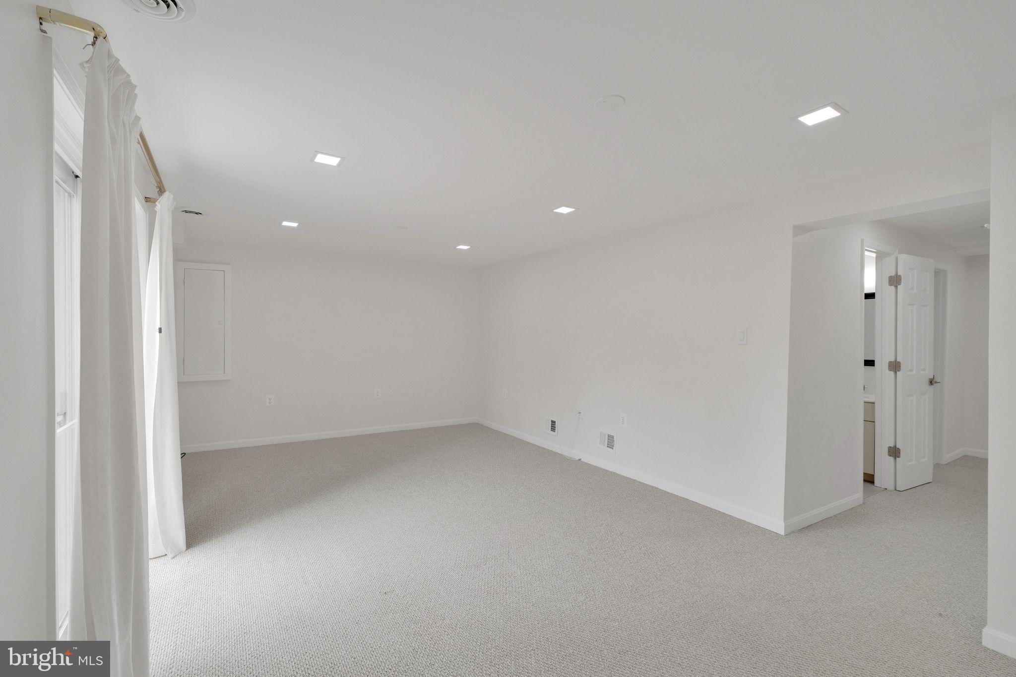 BURKE STATION SQUARE - Residential Lease