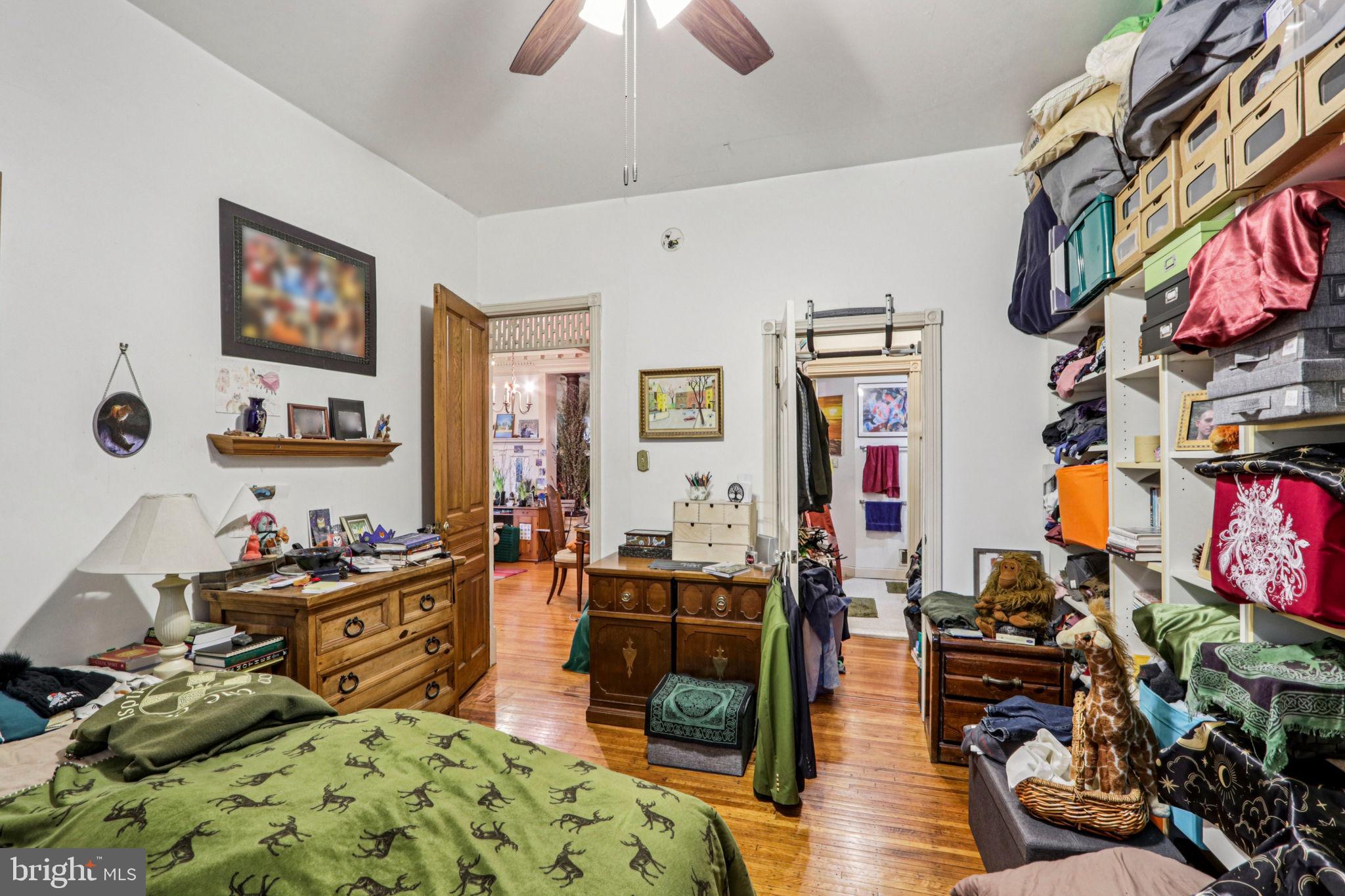 UNIVERSITY CITY - Residential Income