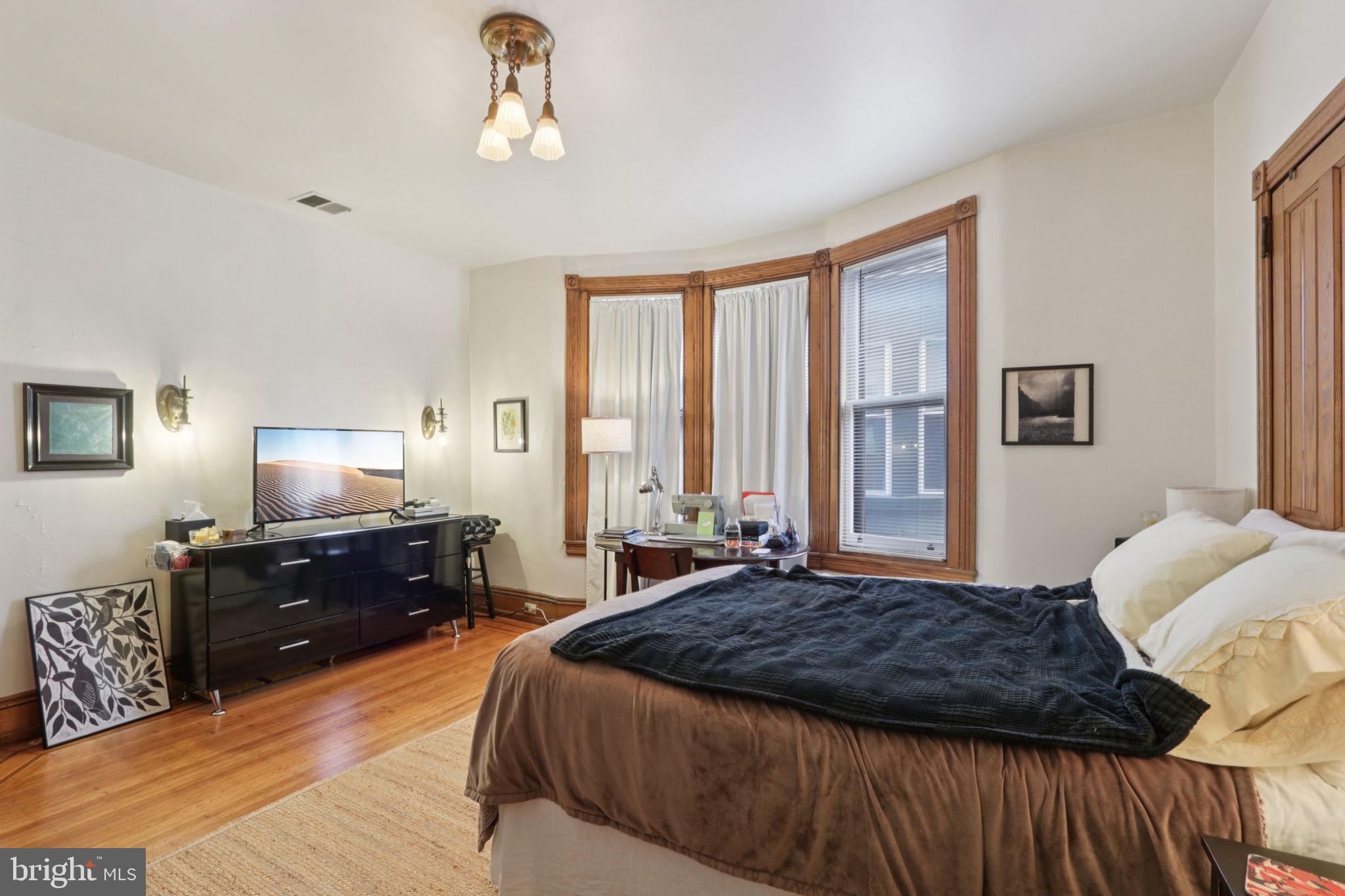UNIVERSITY CITY - Residential Income