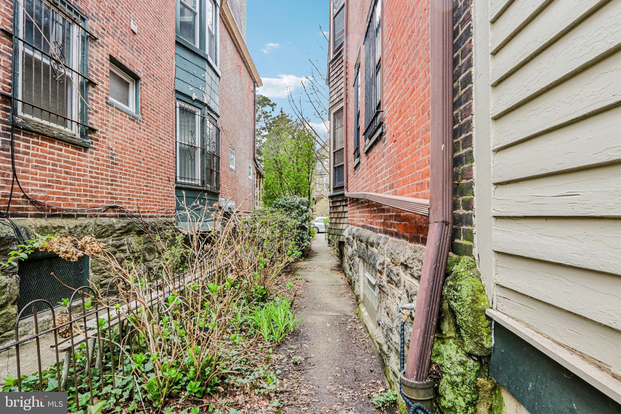 UNIVERSITY CITY - Residential Income