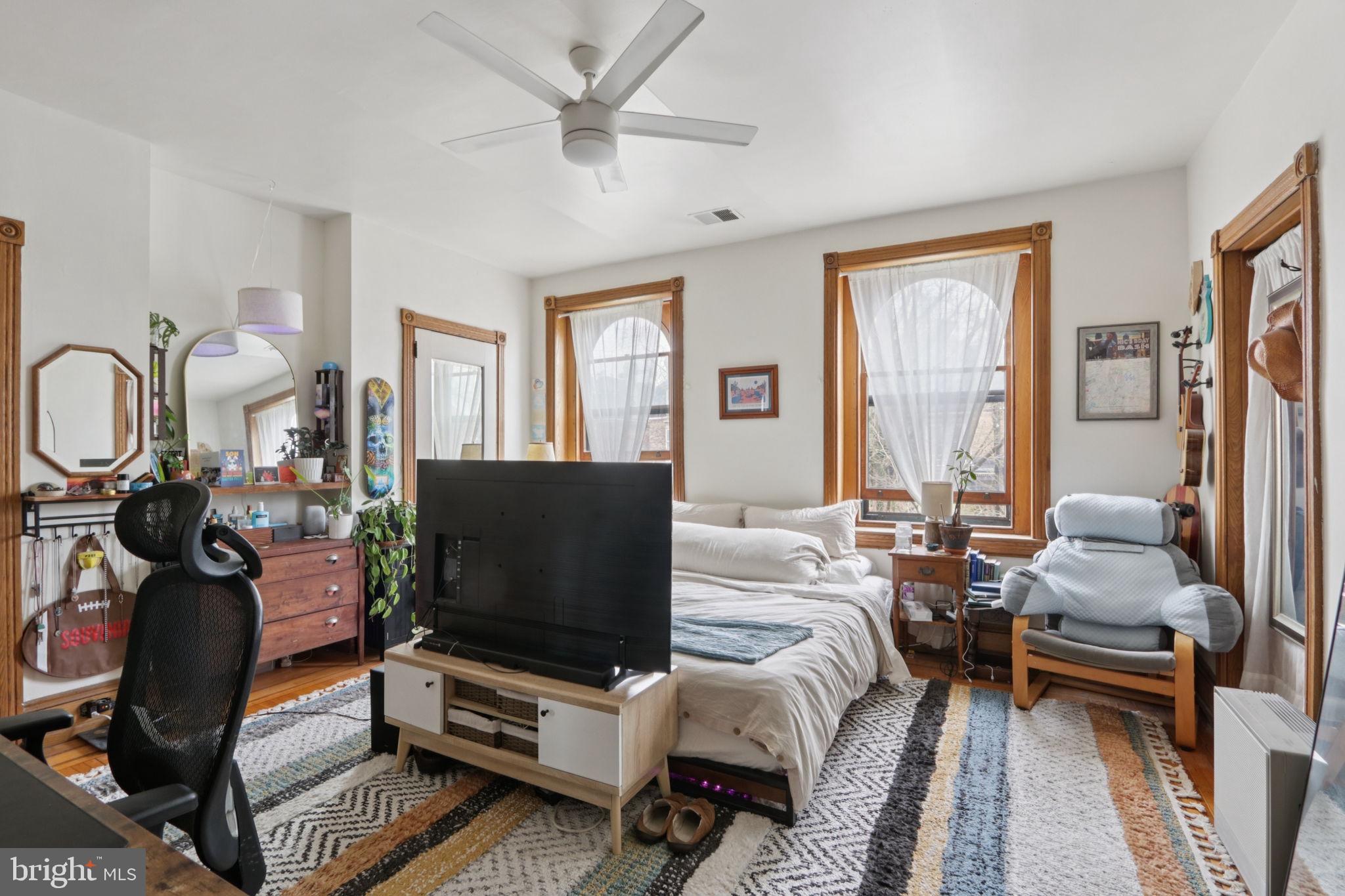 UNIVERSITY CITY - Residential Income